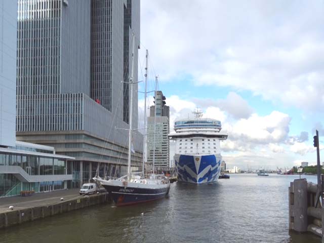 Cruiseschip ms Sky Princess van Princess Cruises aan de Cruise Terminal Rotterdam